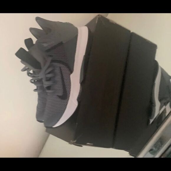 LeBron Witness 4 (Team) CV4004-001) 8.5 M WMS Sz 10 - Picture 2 of 14